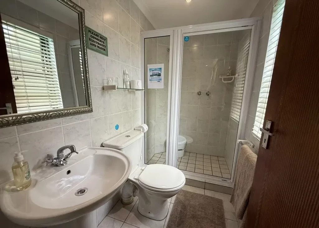 The Aqua Room @ Old Oak Guest House